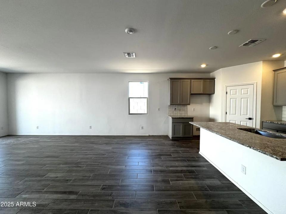 Real Estate Picture 14