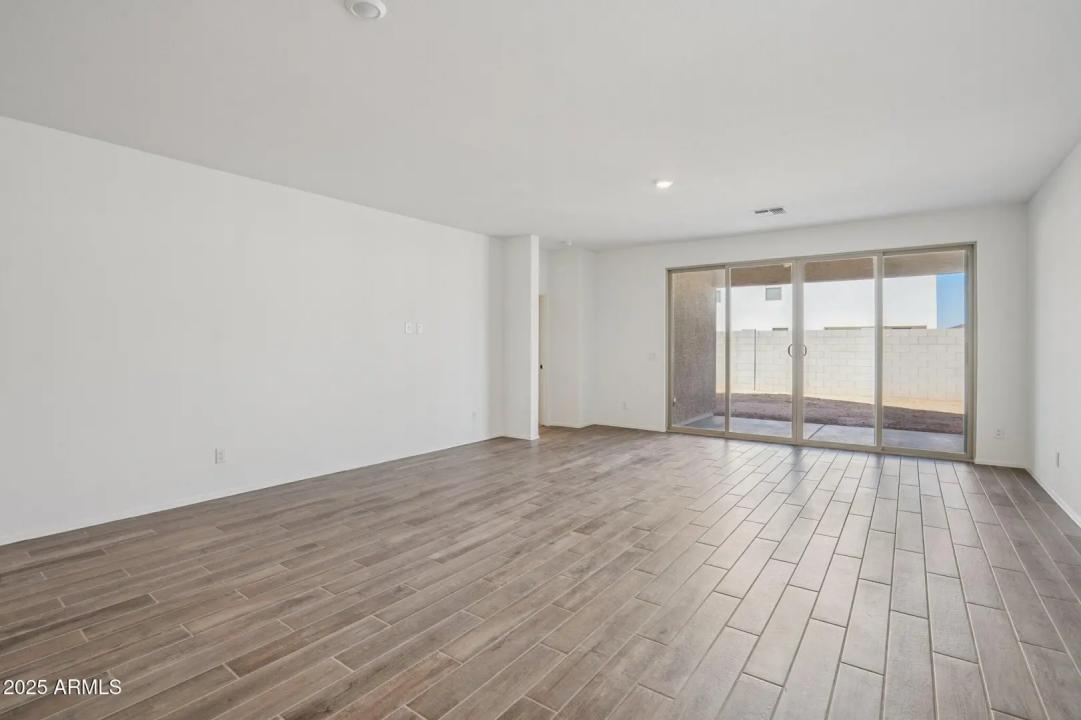 Real Estate Picture 4