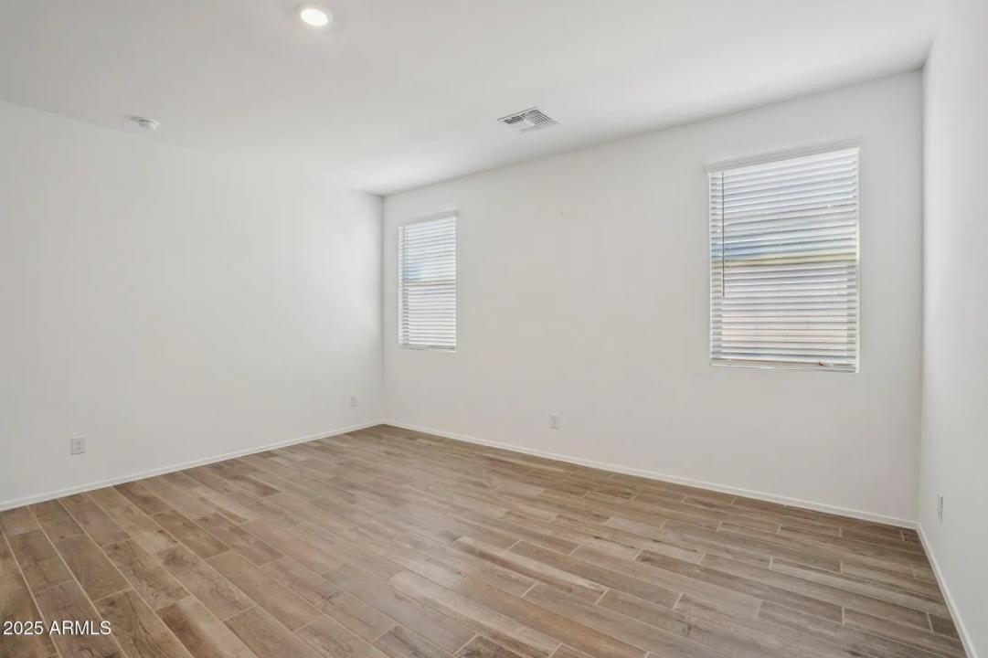 Real Estate Picture 23