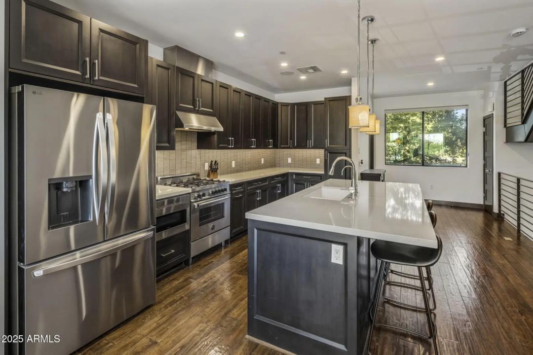 Real Estate Picture 4