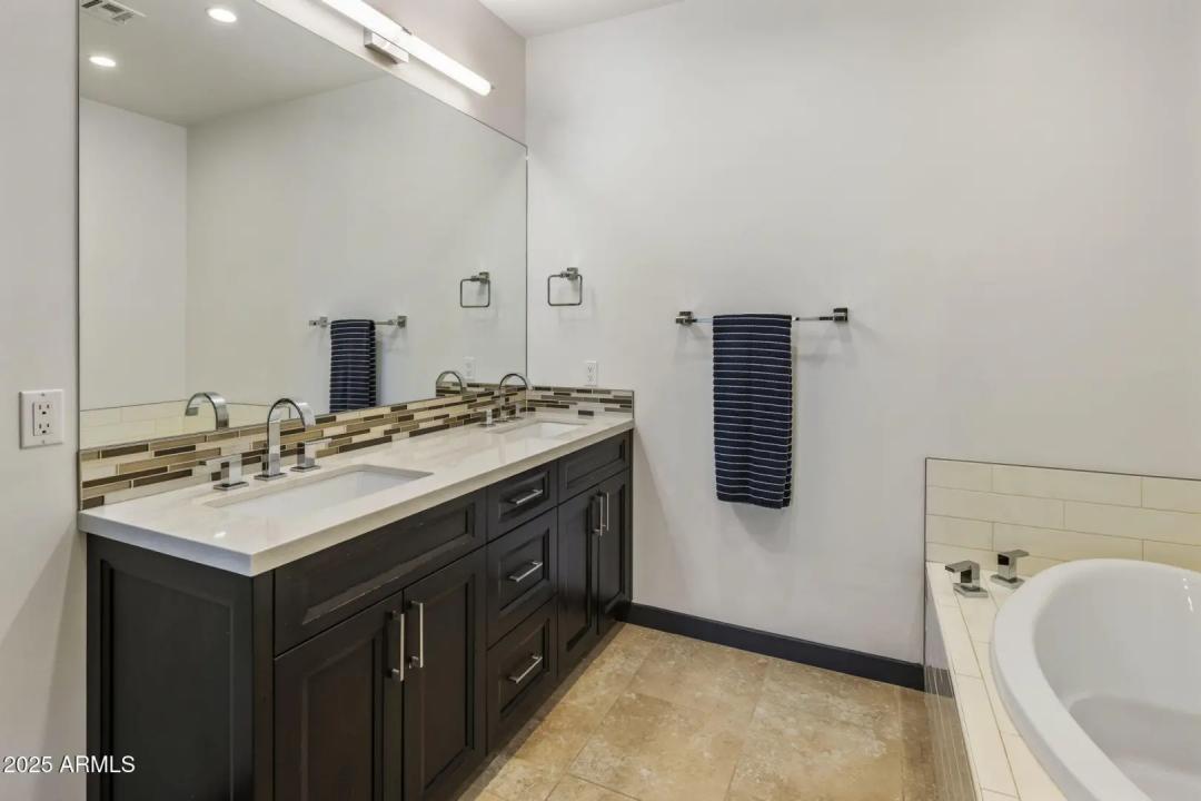 Real Estate Picture 14