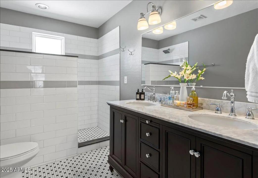 Real Estate Picture 11