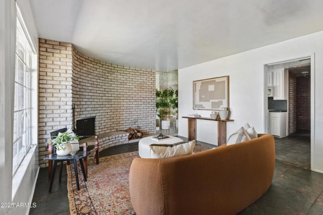 Real Estate Picture 4