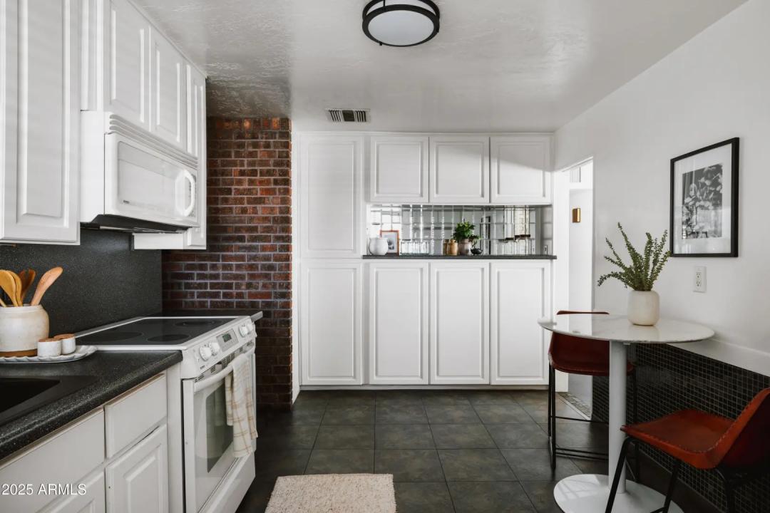 Real Estate Picture 17