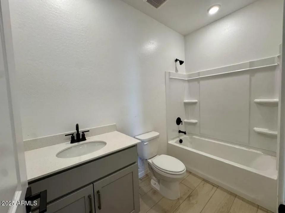 Real Estate Picture 11