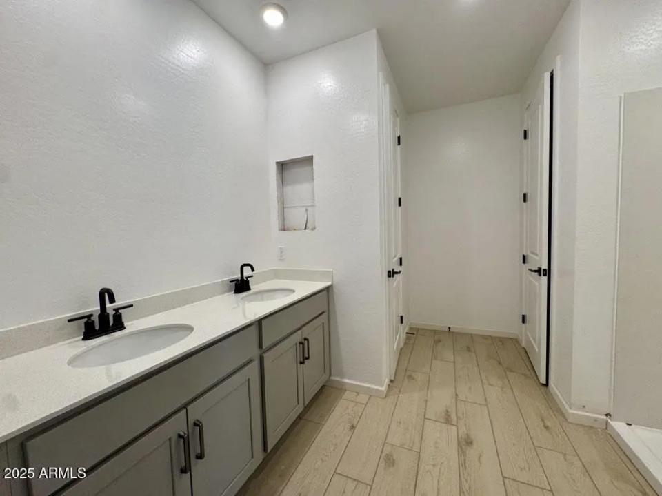 Real Estate Picture 14