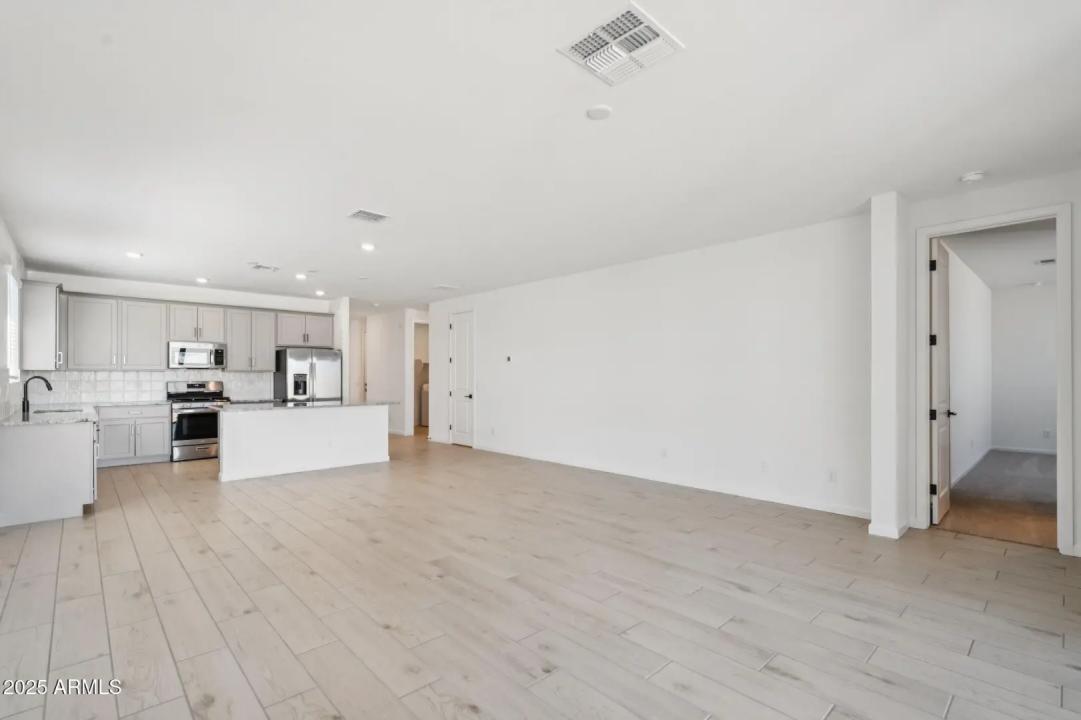 Real Estate Picture 8