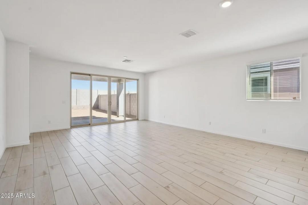 Real Estate Picture 14