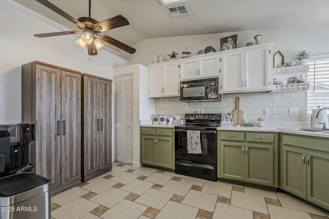 Real Estate Picture 12