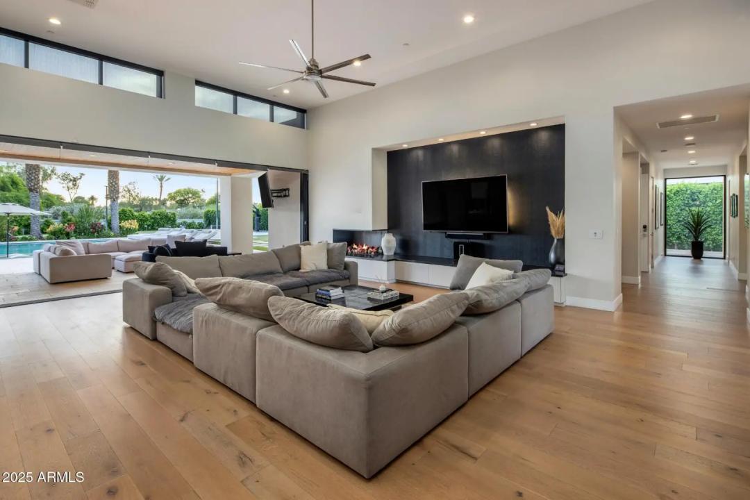 Real Estate Picture 12