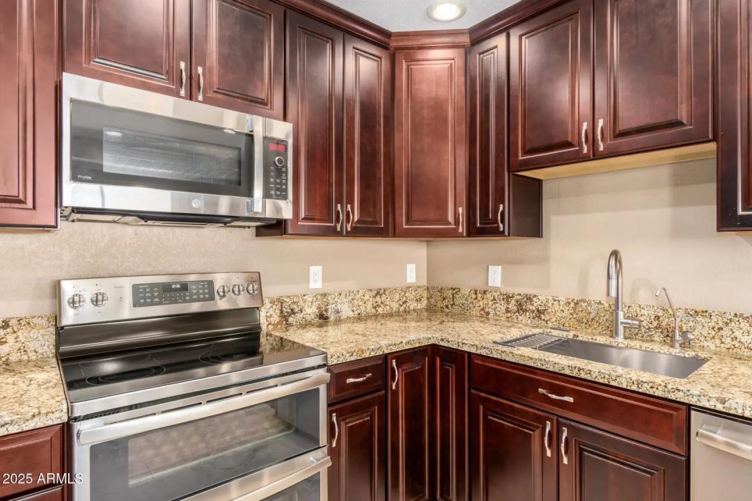 Real Estate Picture 14