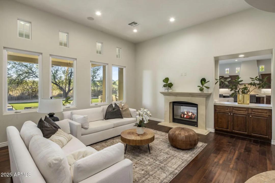Real Estate Picture 4