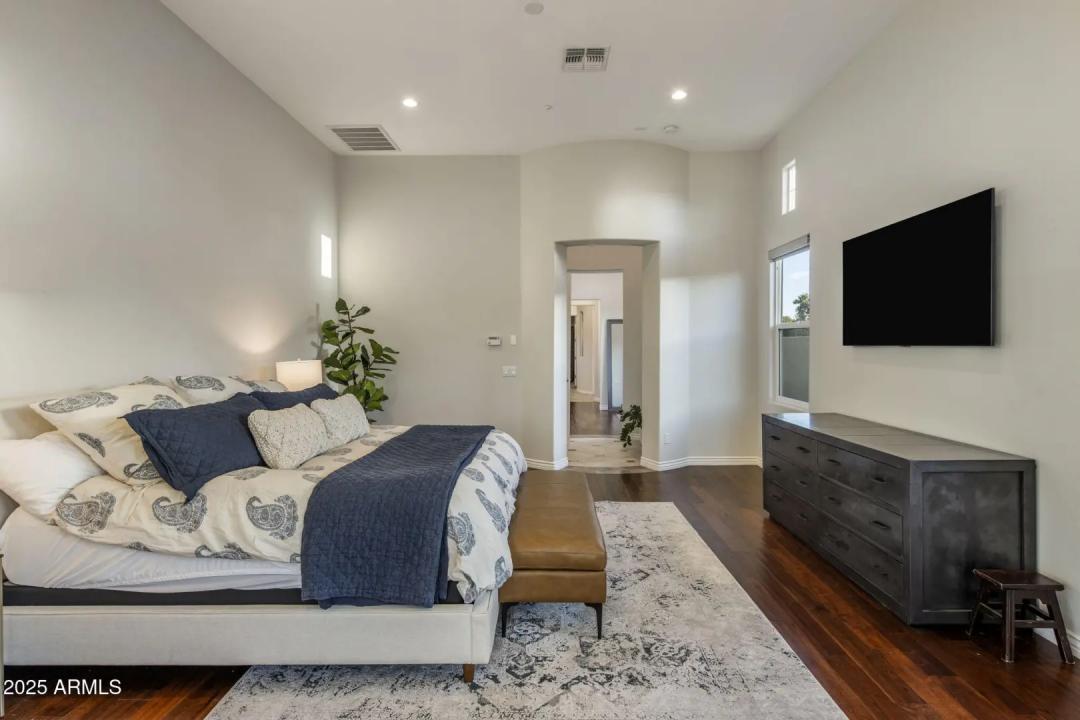 Real Estate Picture 24