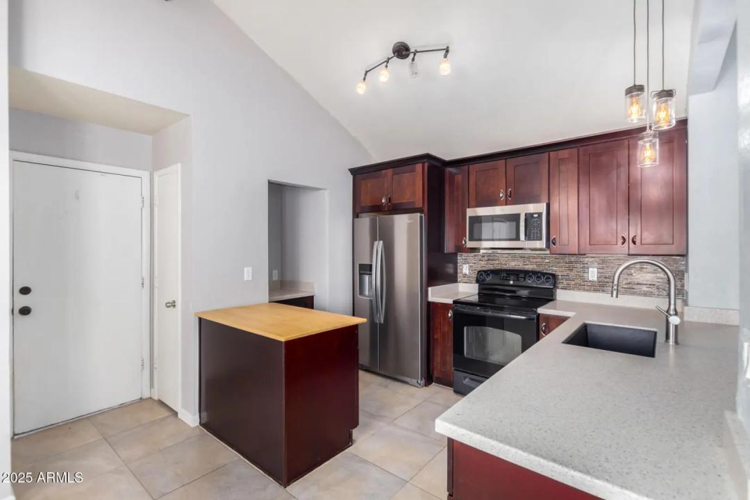 Real Estate Picture 7