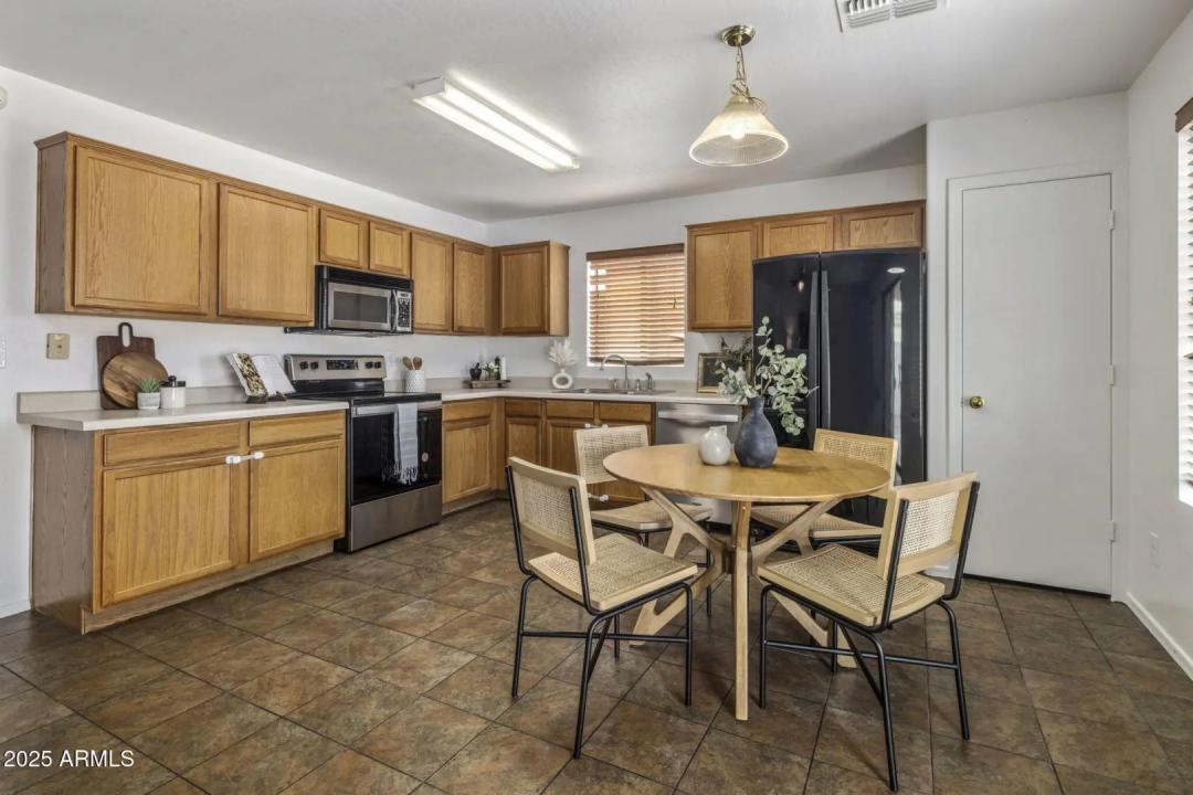 Real Estate Picture 8