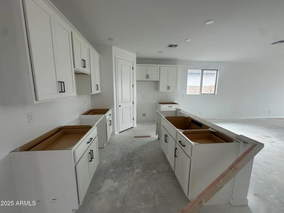 Real Estate Picture 4