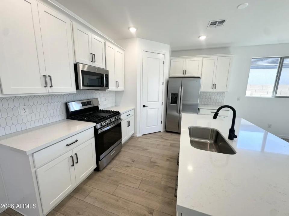 Real Estate Picture 4