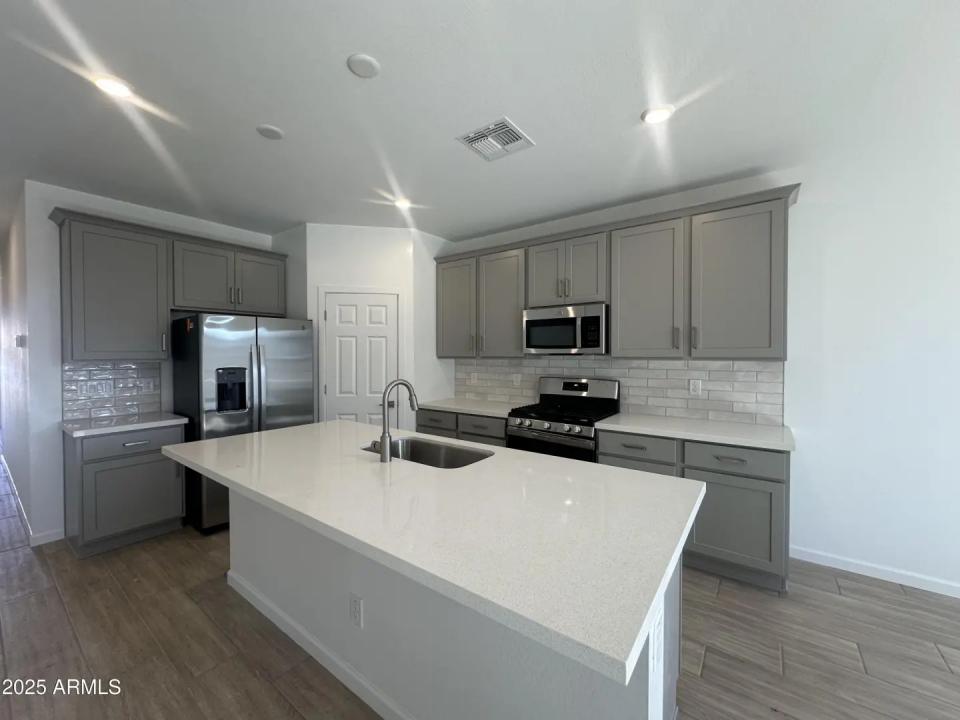 Real Estate Picture 17