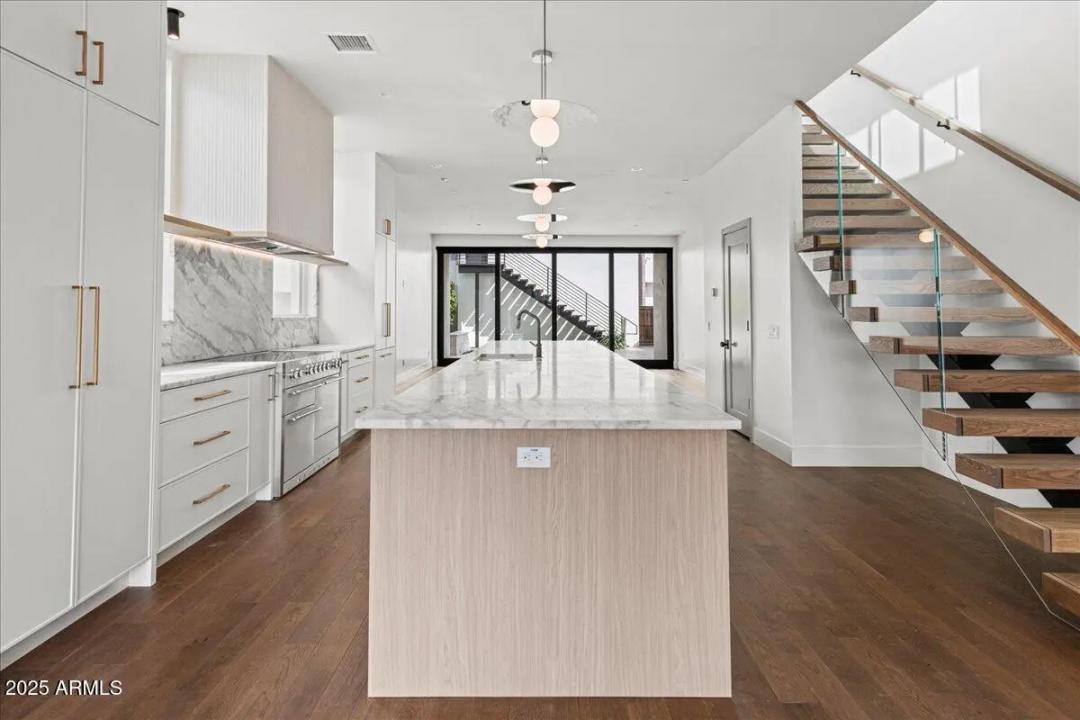 Real Estate Picture 3