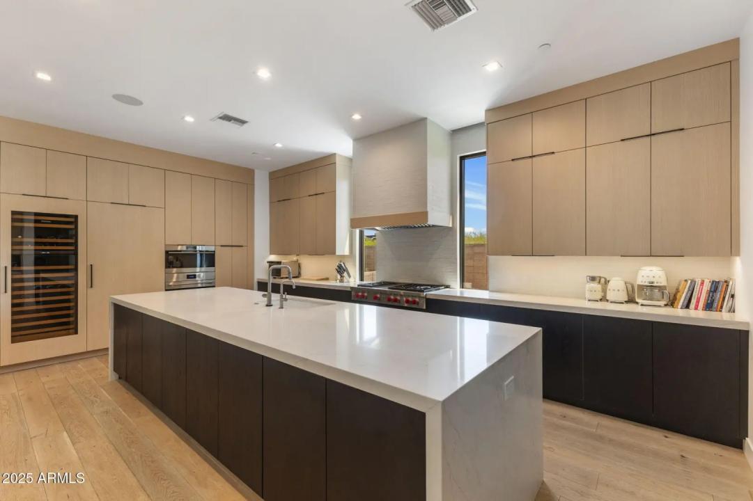 Real Estate Picture 8