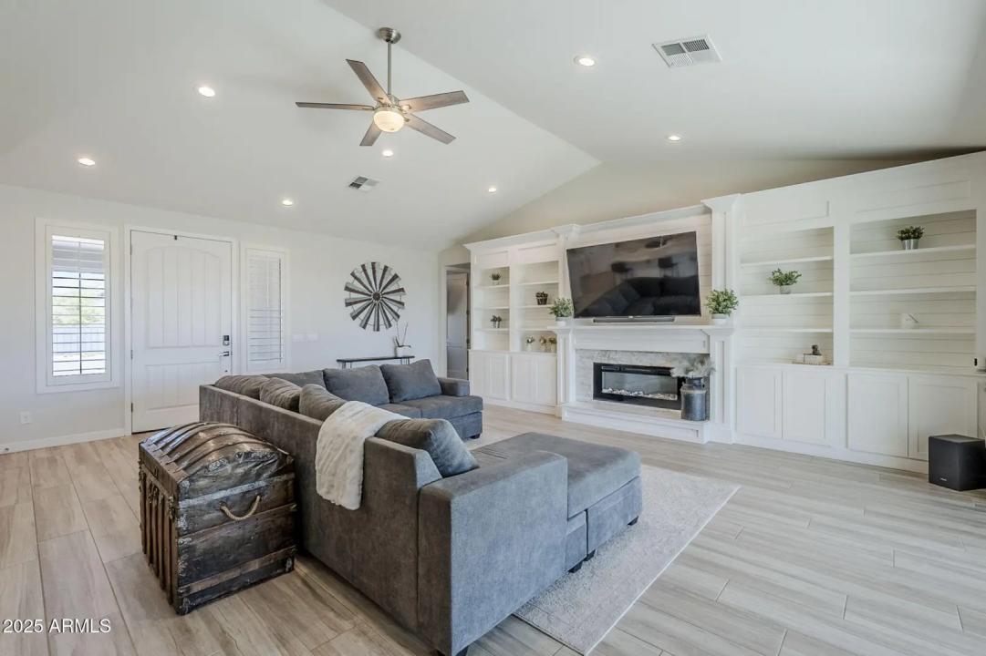 Real Estate Picture 12