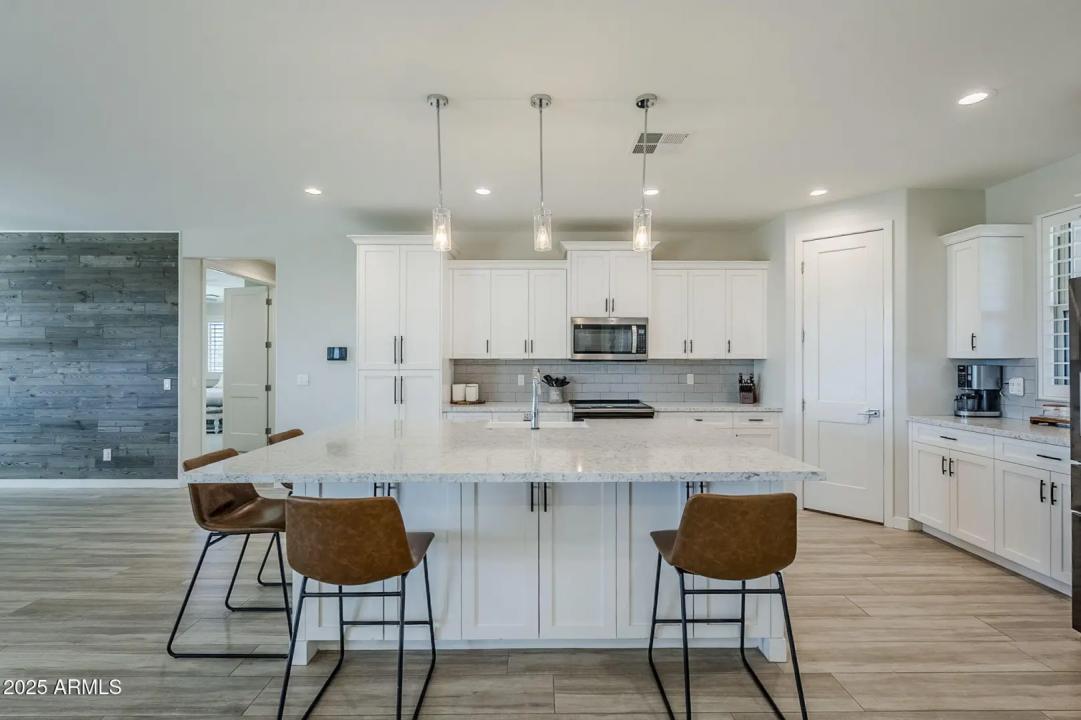 Real Estate Picture 17