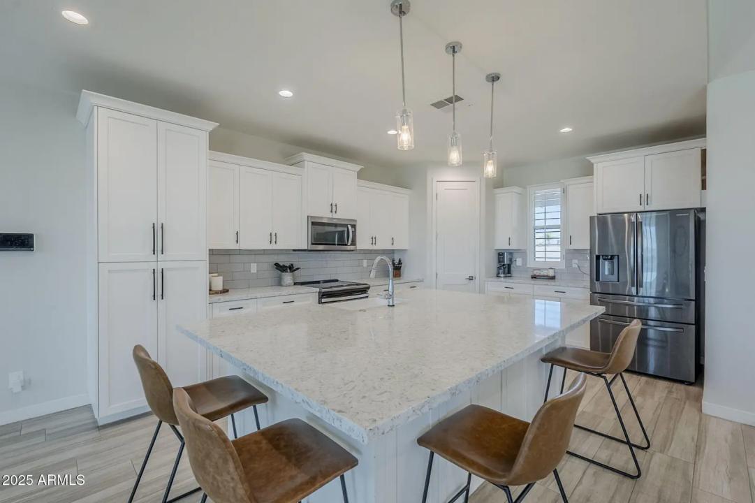 Real Estate Picture 18