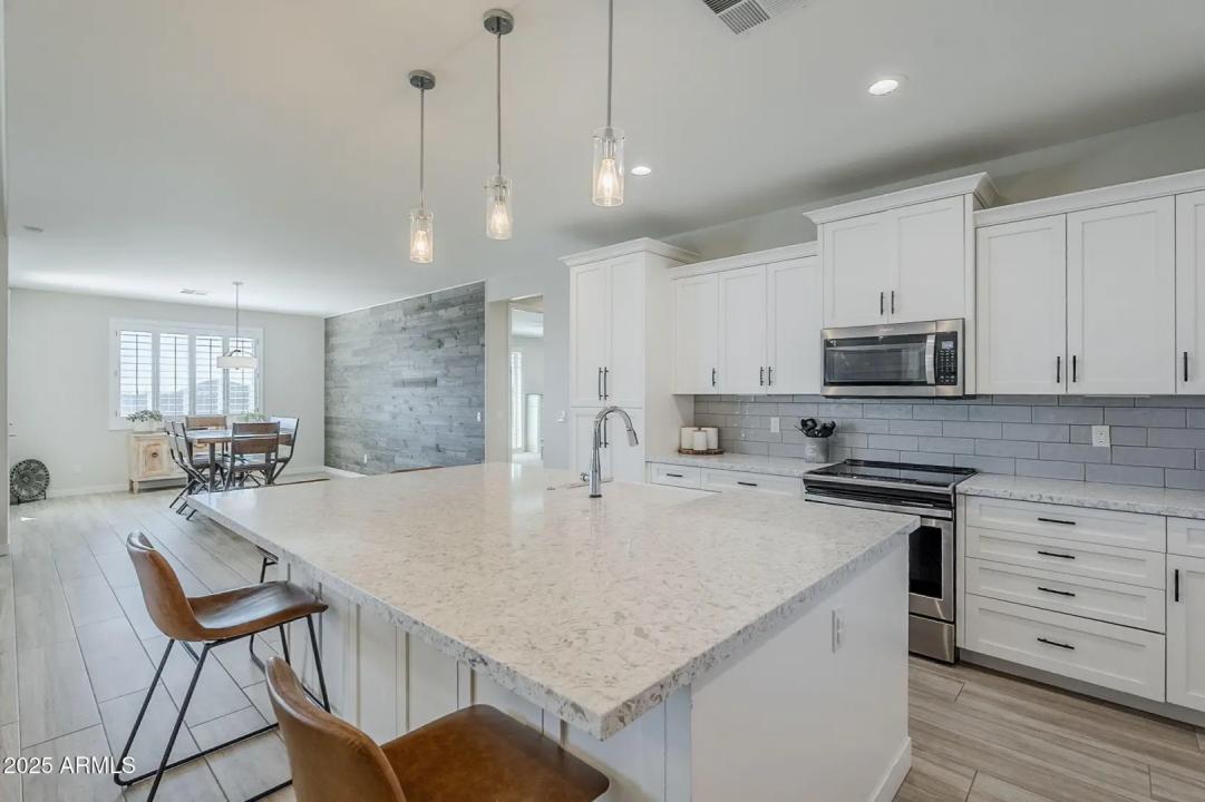 Real Estate Picture 22