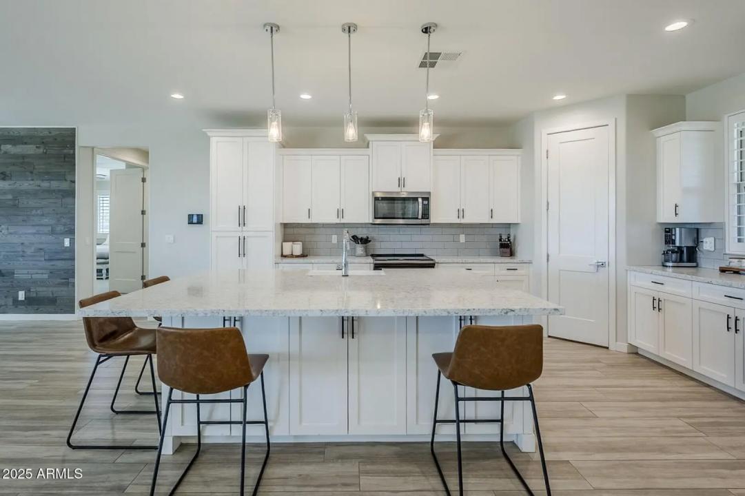 Real Estate Picture 4