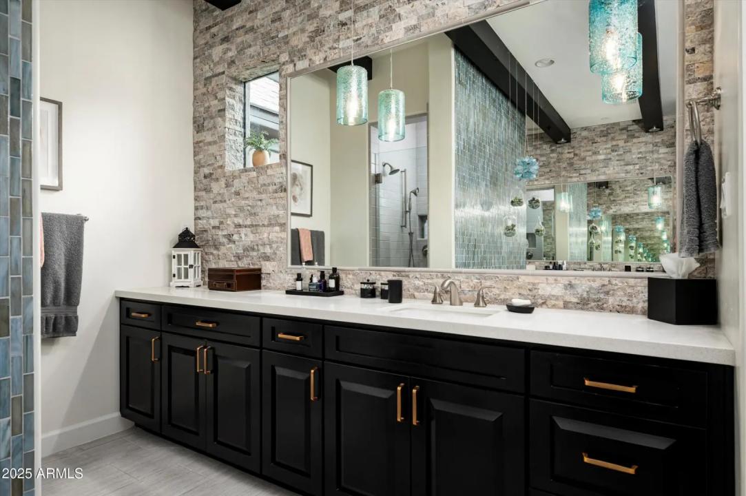 Real Estate Picture 16