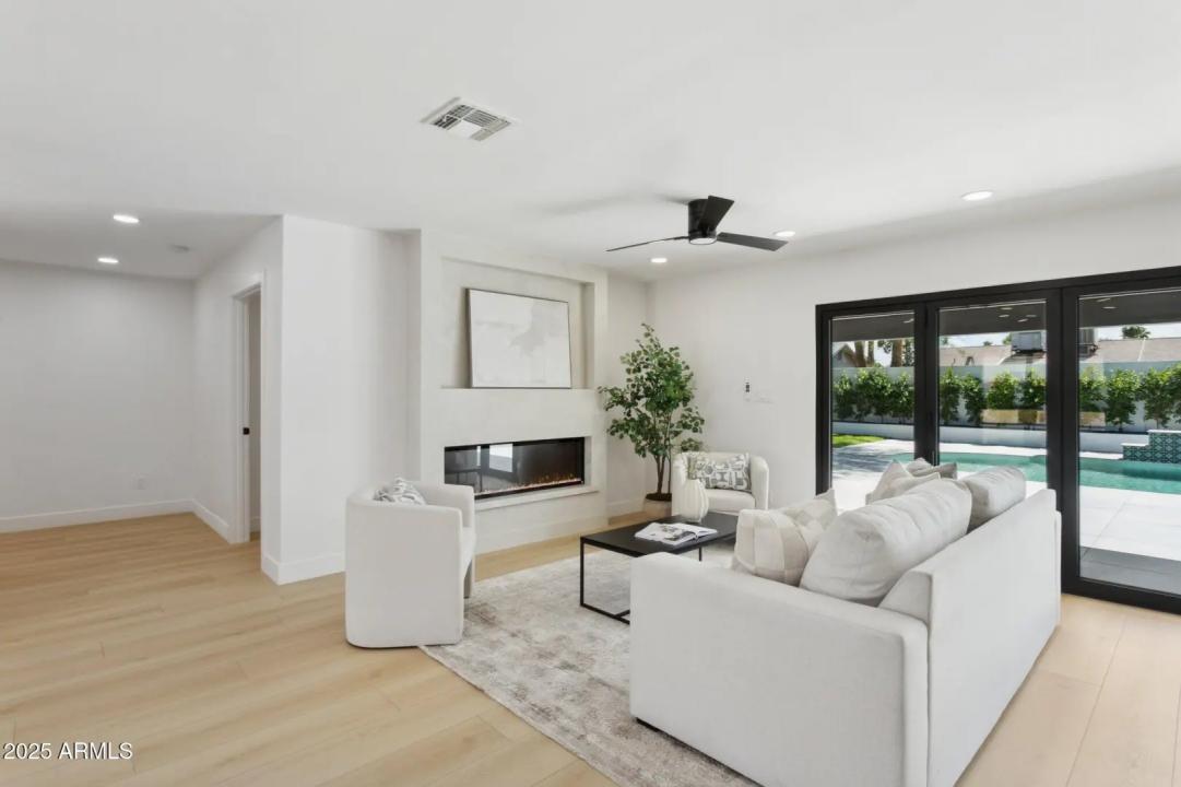Real Estate Picture 4