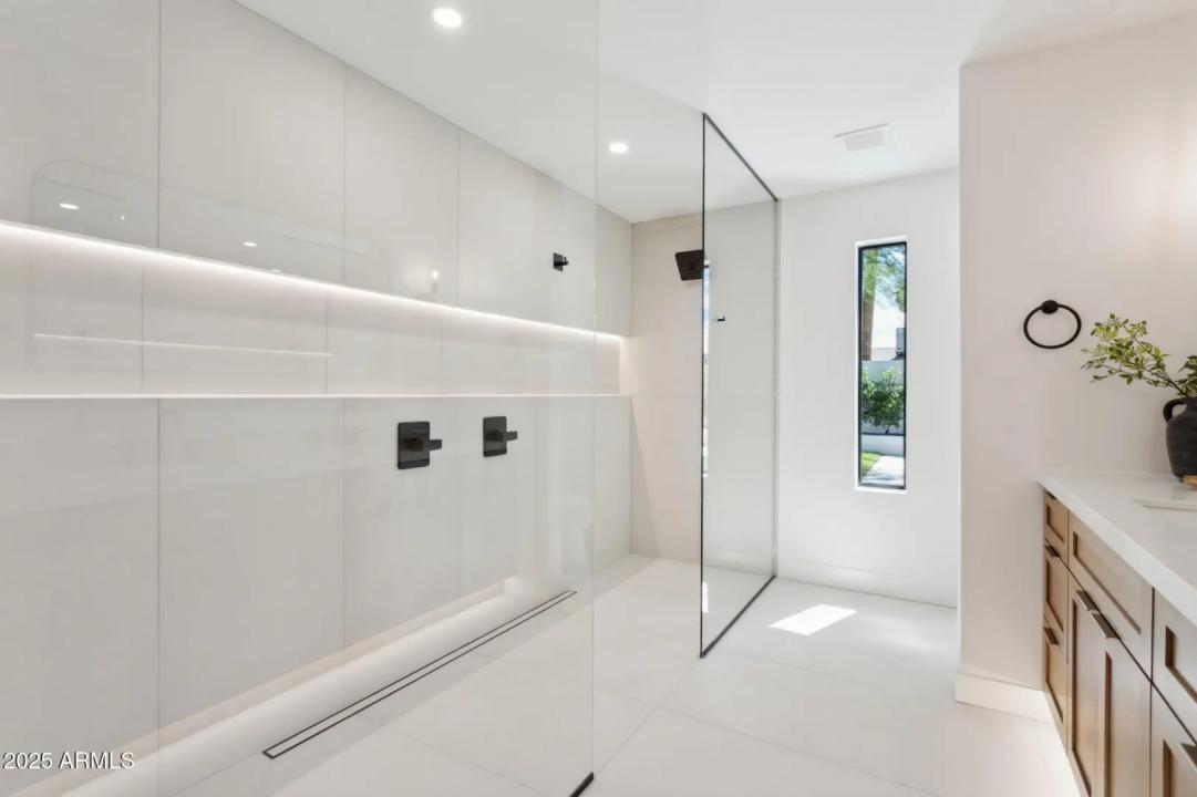 Real Estate Picture 22