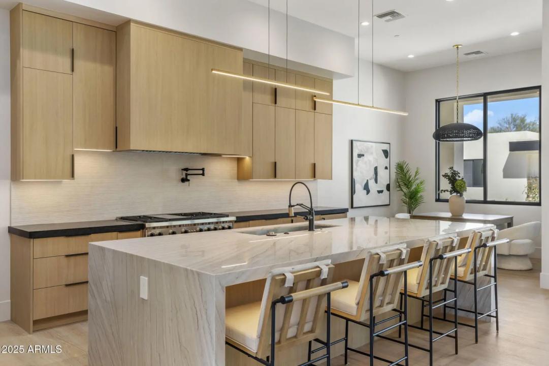 Real Estate Picture 4