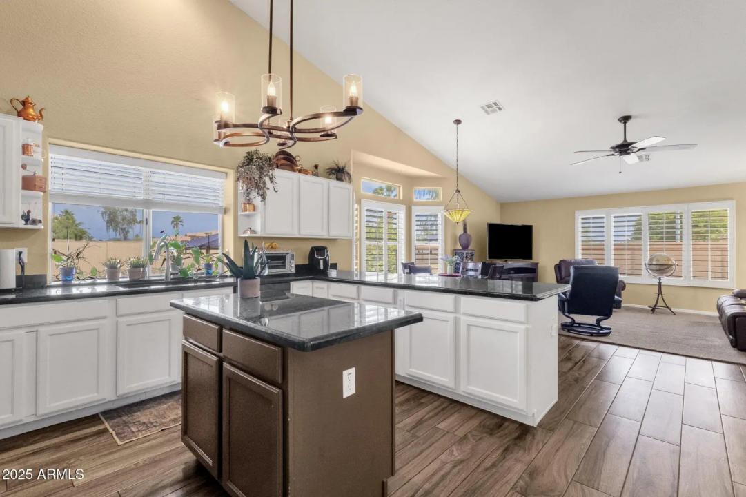 Real Estate Picture 24