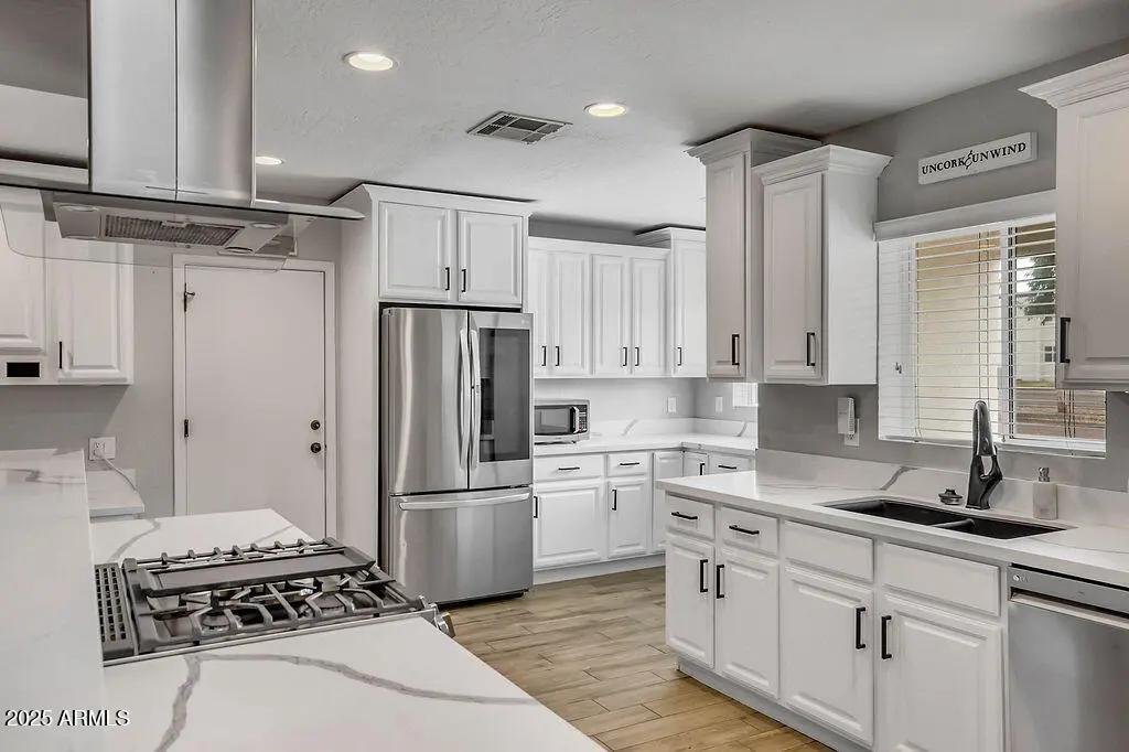Real Estate Picture 4