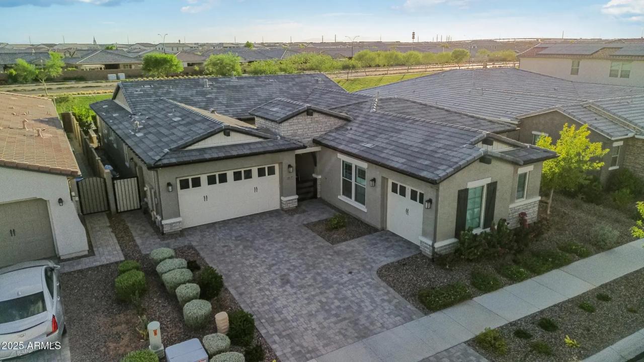 Real Estate Picture 4