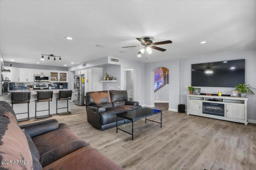 Real Estate Picture 18