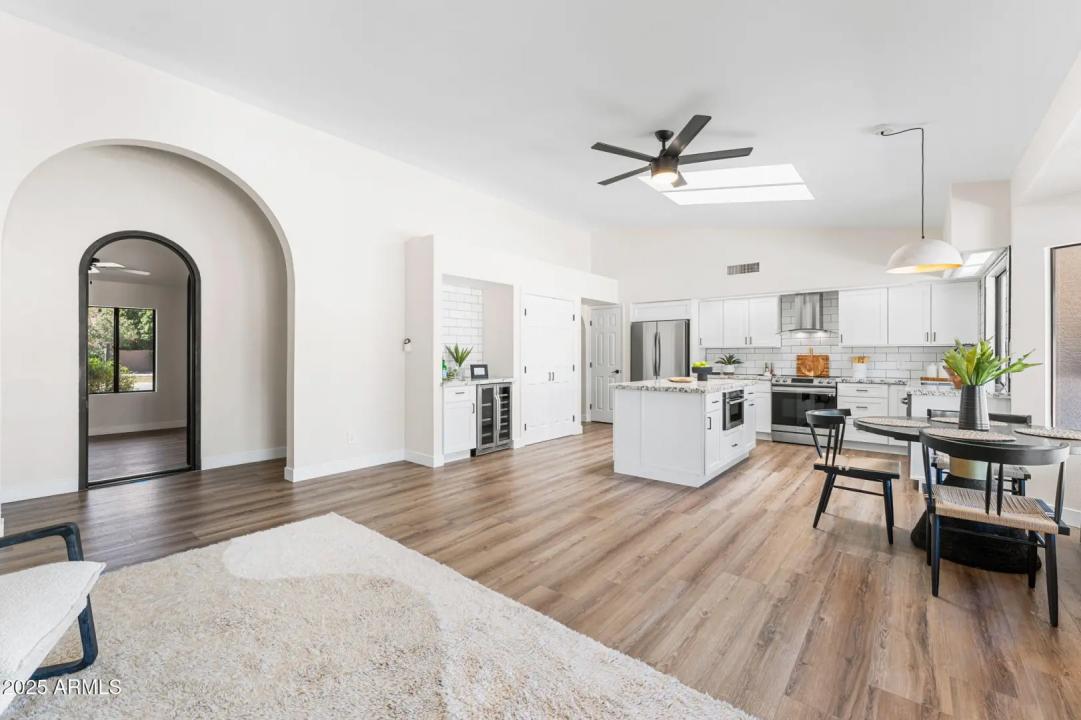 Real Estate Picture 4