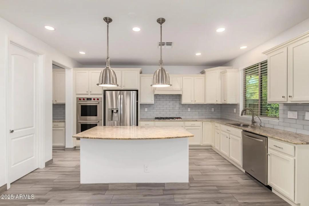 Real Estate Picture 12