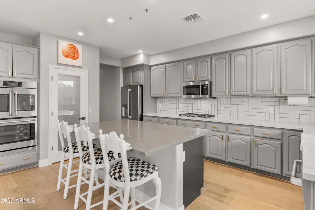 Real Estate Picture 4