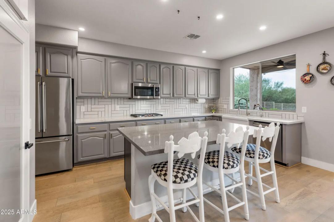 Real Estate Picture 3