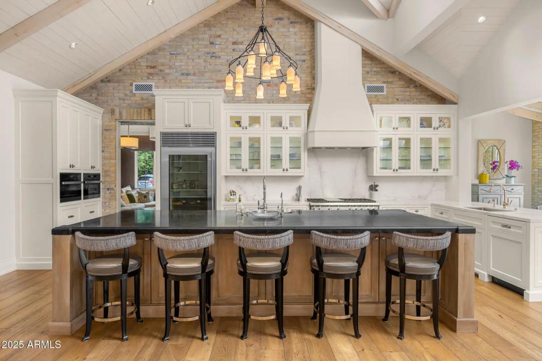 Real Estate Picture 11