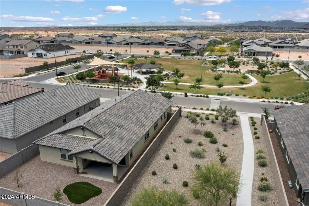 Real Estate Picture 4