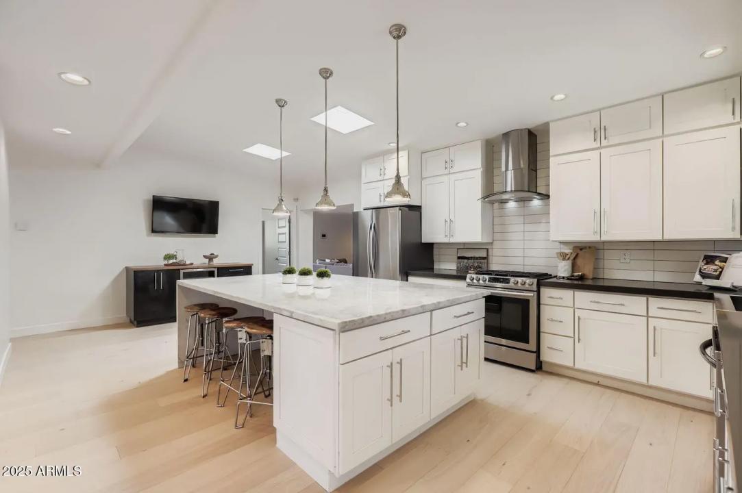 Real Estate Picture 7