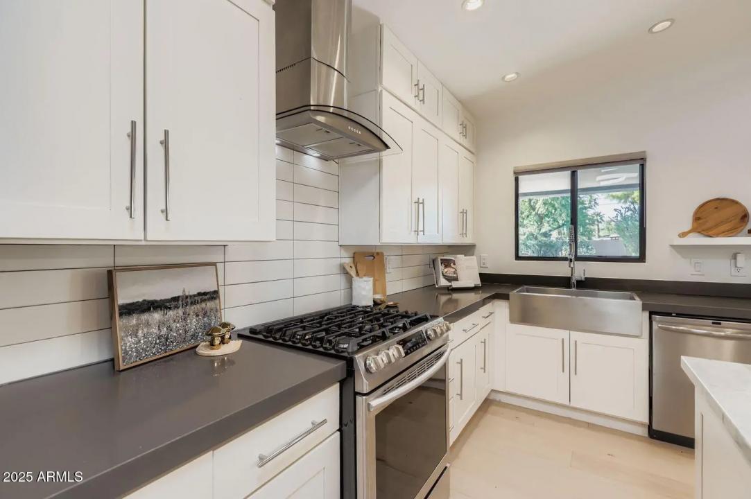 Real Estate Picture 8