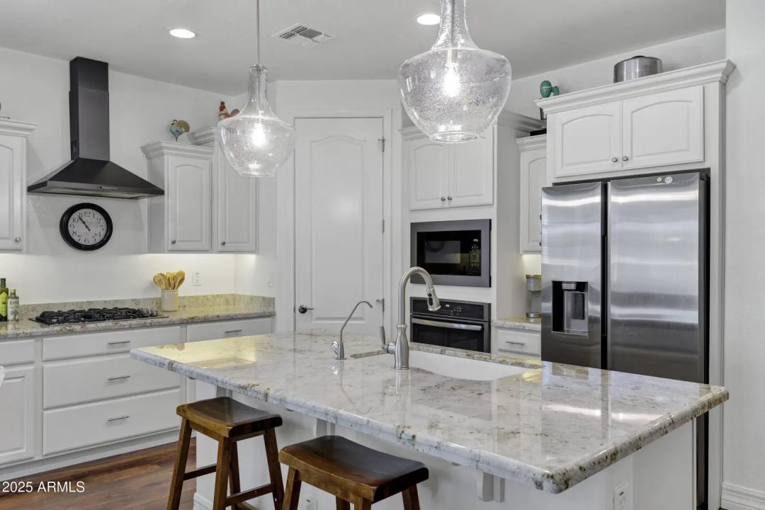Real Estate Picture 11