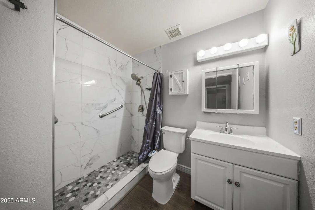 Real Estate Picture 9