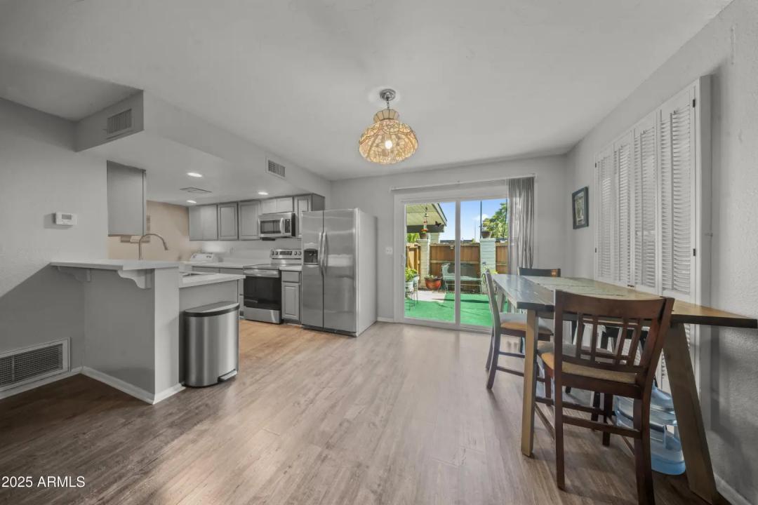 Real Estate Picture 4