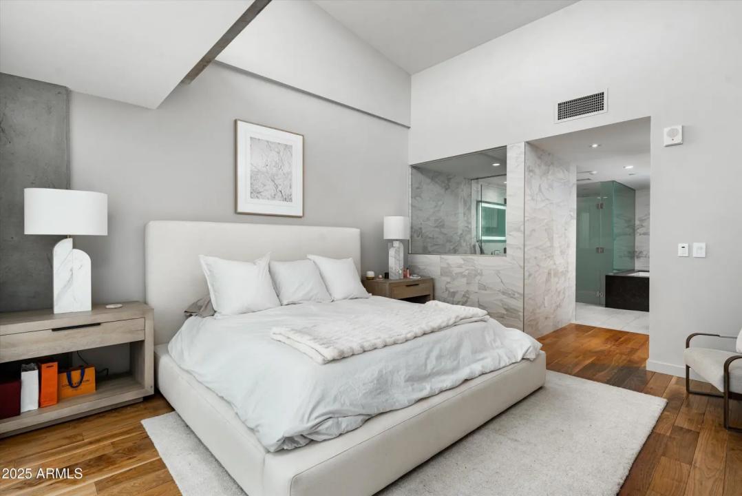 Real Estate Picture 4