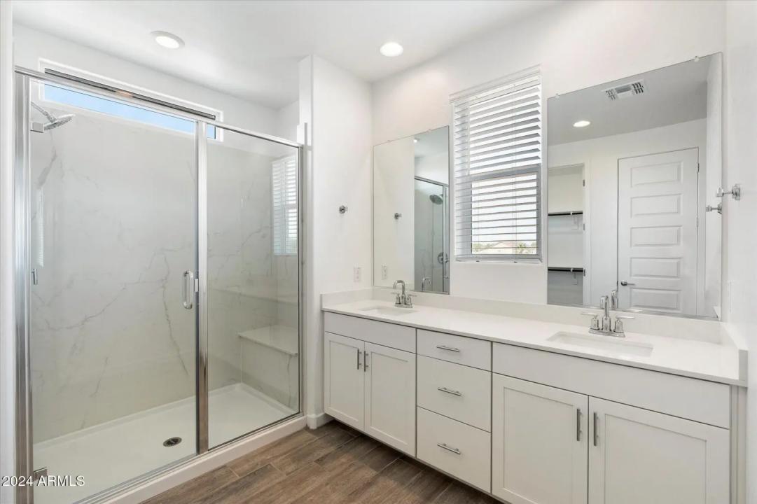 Real Estate Picture 8